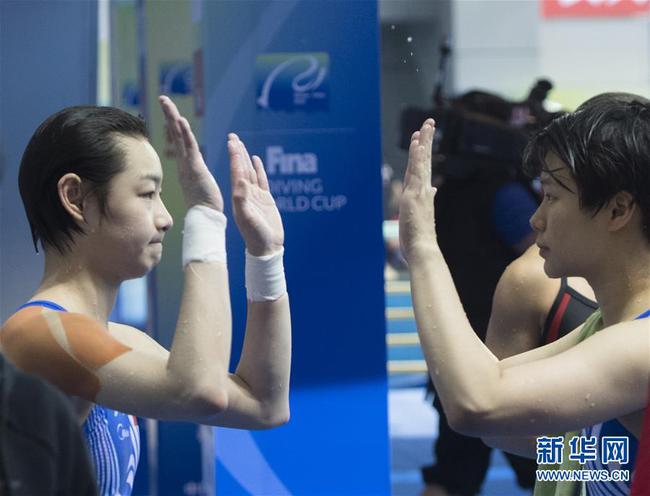 6月10日，施廷懋/昌雅妮（左）在比赛中相互鼓励
