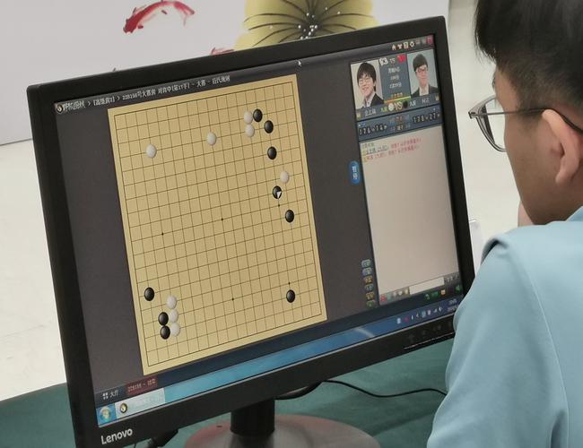 棋手凝神下棋