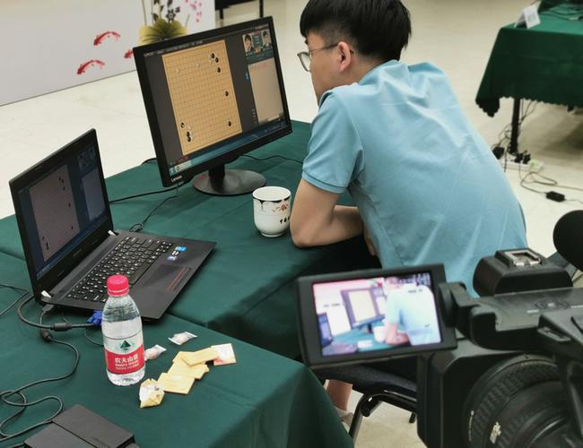 在摄像监控下比赛