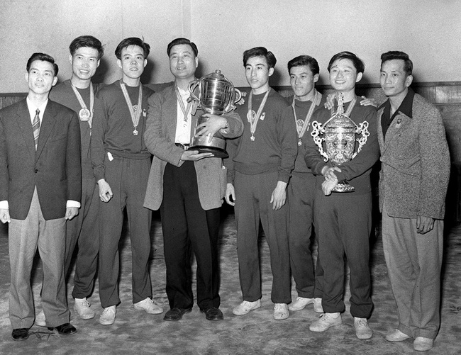 图为1961年4月9日,中国男子乒乓球队梁友能(指导)、王传耀、容国团、傅其芳(教练)、庄则栋、李富荣、徐寅生、姜永宁(教练)(从左至右)在捧得“斯韦思林”杯和中国乒乓球协会赠送的纪念杯后合影