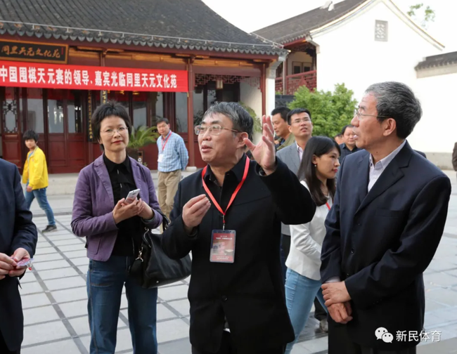 2015年天元赛,聂卫平(中)参观同里天元文化苑
