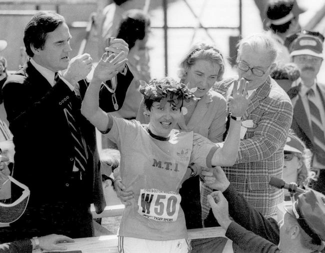 罗茜据多家美国媒体报道,波士顿马拉松最臭名昭著的作弊者罗茜-鲁伊斯