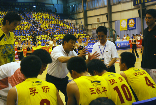 综合cuba官网报道作为山东科技大学校篮球队首发中锋,男篮4号王雪峰