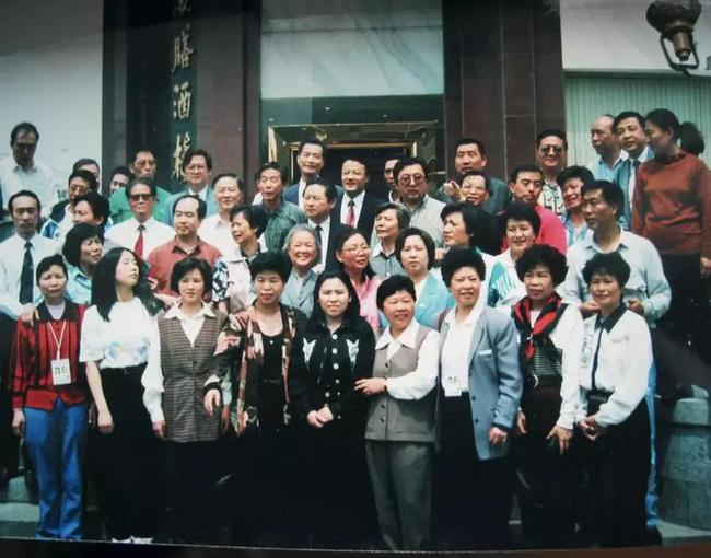 1995年天津世乒赛时，作者（第二排右五）与梁丽珍（前排右一）参加老冠军团活动。