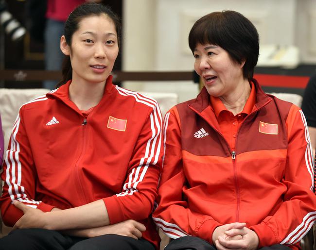 5月27日，中国队主教练郎平（右）与队长朱婷在新闻发布会上交谈。