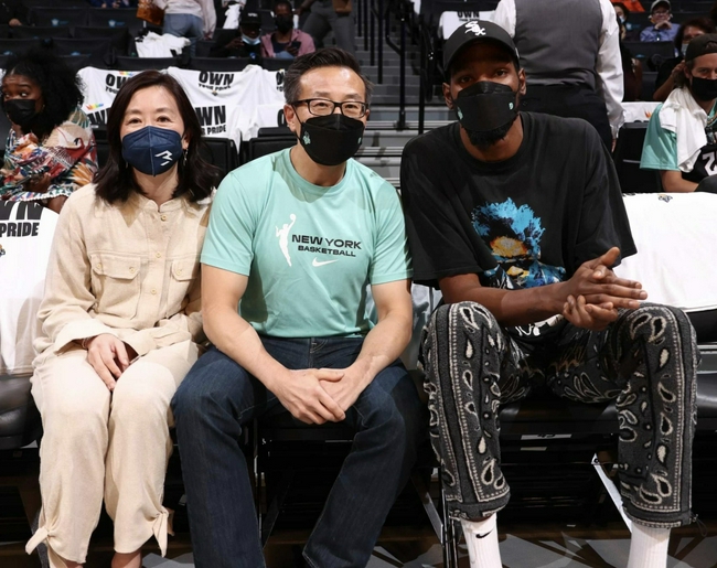 杜兰特现场观战WNBA 与老板蔡崇信夫妇合影