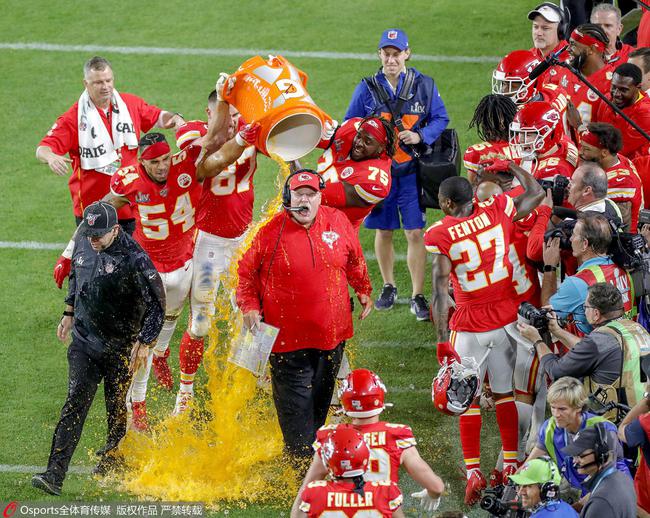 堪萨斯城酋长主教练里德享受“饮料浴”。图/Osports