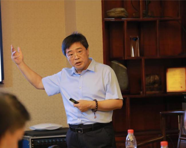 博克森传媒副总裁张泽轩介绍《云上彩》融媒体平台