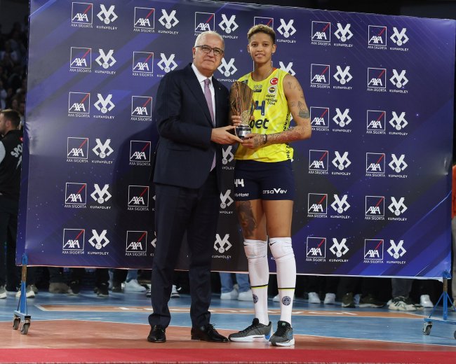 費倫巴治接應瓦爾加斯榮膺2023-2024賽季女排土耳其杯MVP
