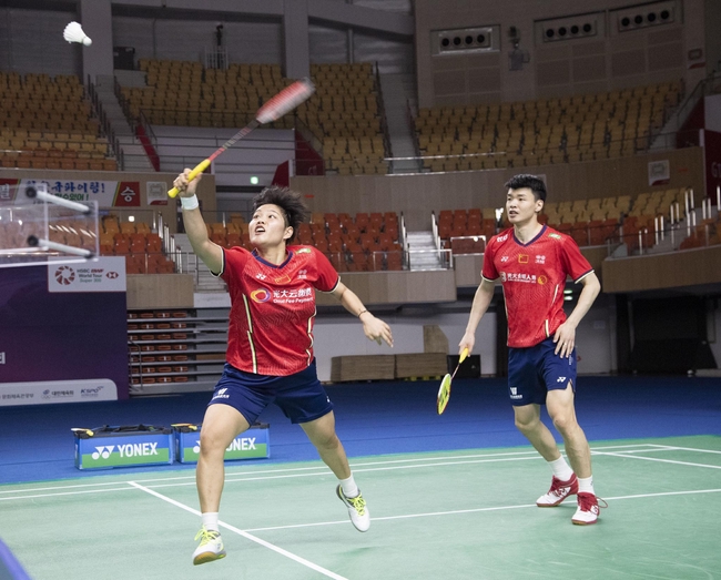 韩国羽毛球大师赛中国队锁定一冠 黄鸭横扫对手与队友会师！