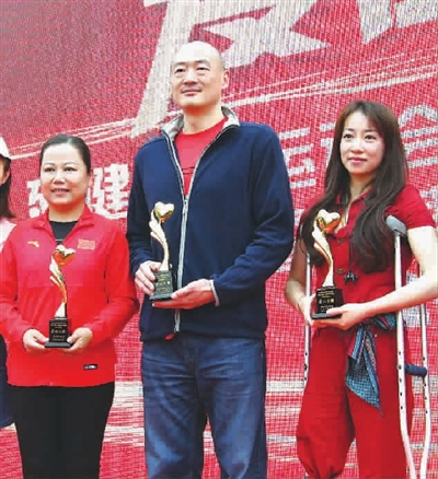 蒋丞稷（左）在“爱在上海”残健融合运动会开幕式上 本报记者 孙中钦 摄