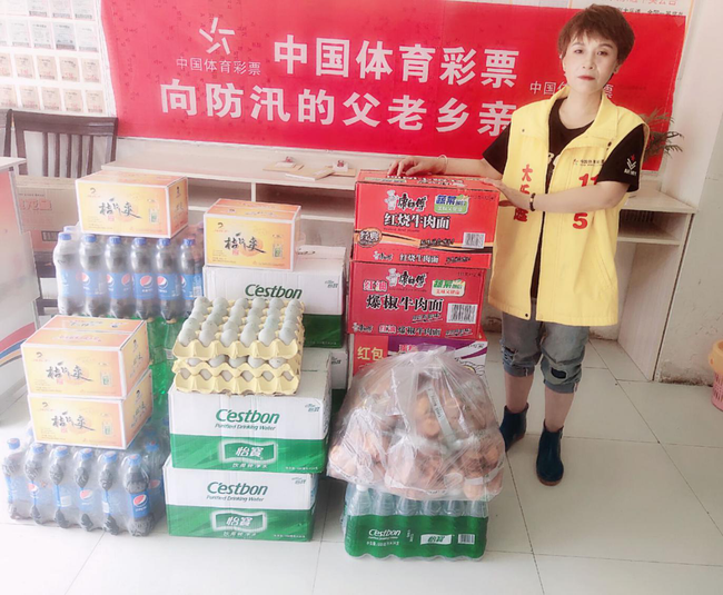 体彩女业主“偷偷”慰问一线防汛人员