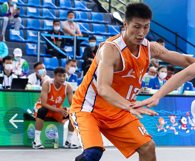 朱渊博独得9分13篮板三人男篮上海挺进四强