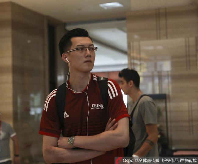 中国男排8月17日出征亚运会 张晨仲为君老将当家_手机新浪网