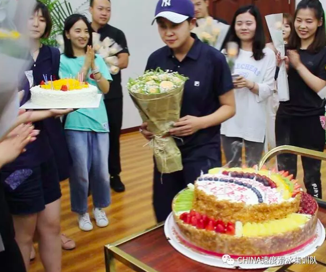 刚吹完生日蜡烛的主教练