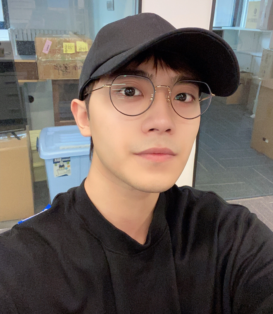 小鲜肉郭其城晒肌肉 线条流畅