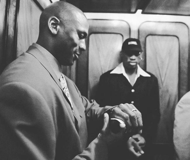 照片中,罗德曼一身黑衣,戴着帽子和墨镜,一副酷酷的表情.