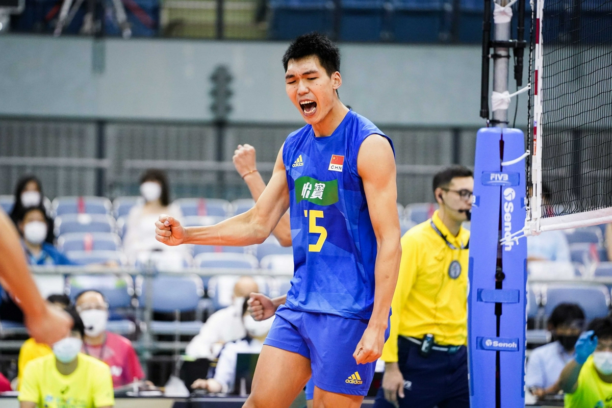 男排的首发阵容是为江川(队长),张景胤,俞元泰,彭世坤,李咏臻,于垚辰