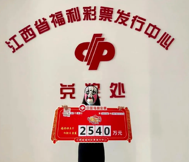 中奖得主领奖照