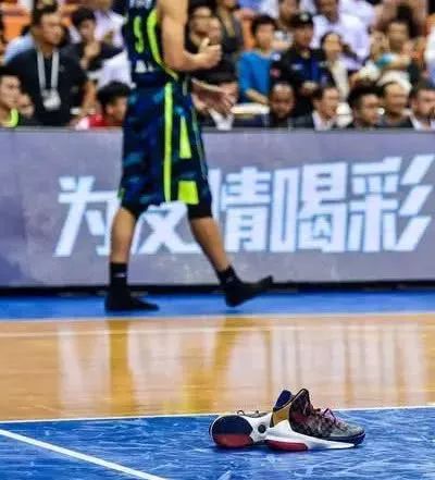 易建联拒穿李宁对CBA和赞助商造成巨大伤害