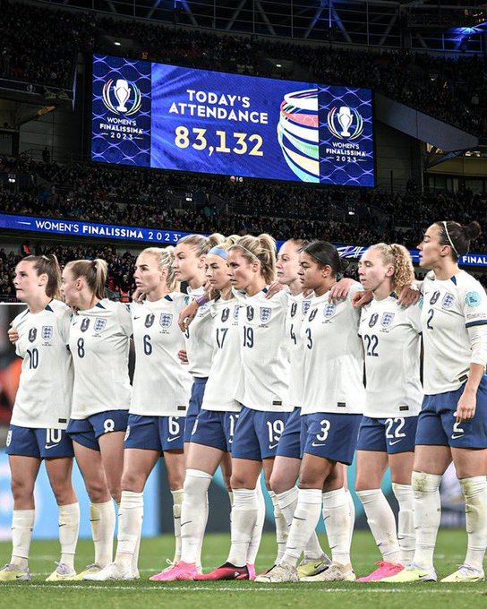 英格兰女足夺首届欧美杯冠军 一场女足比赛8万人观看！