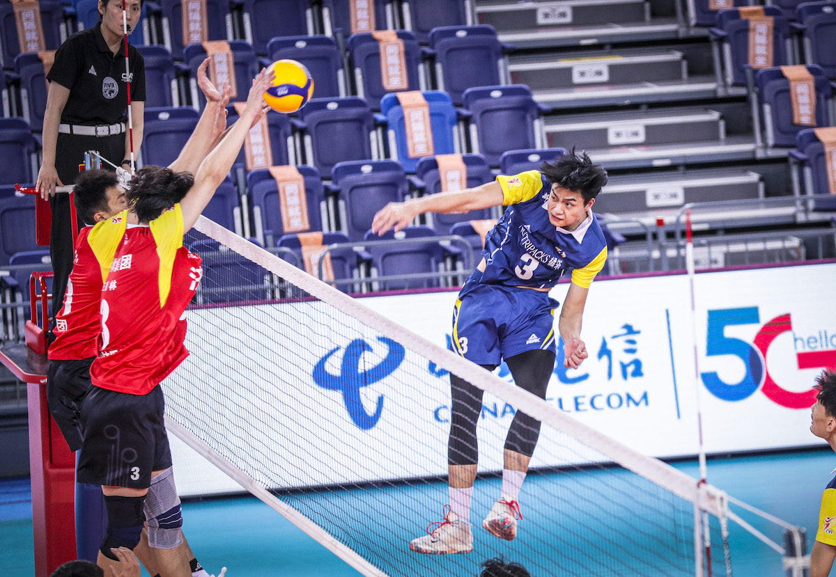 四川队首发阵容为主攻杜海翔,陈禧龙,二传蒋志源,接应郭顺祥,副攻秦松