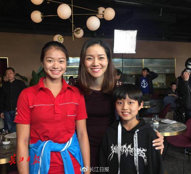 李娜与小演员合影