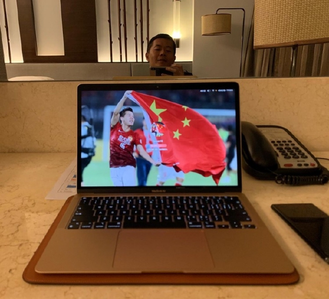 黄博文晒个人电脑屏保：挥舞国旗庆祝亚冠夺冠
