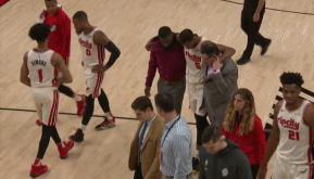 【影片】跟腱斷裂!拓荒首發悍將無對抗突然倒地,被攙扶回更衣室,最終確診為跟腱斷裂!-黑特籃球-NBA新聞影音圖片分享社區