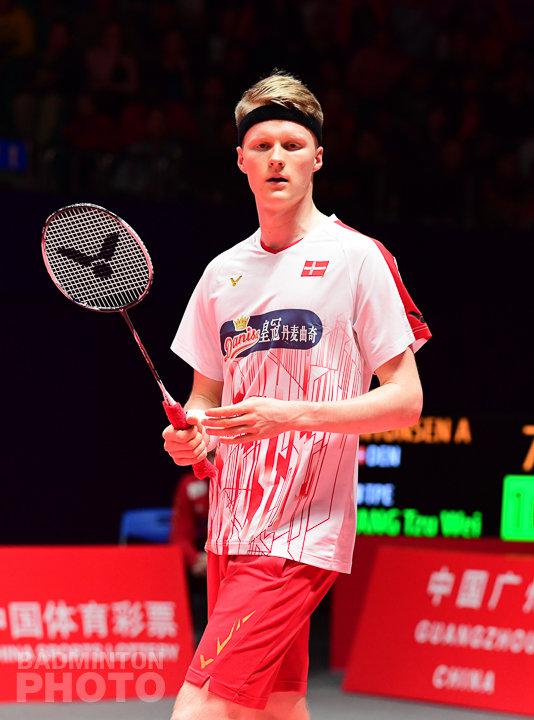 球员质疑世界羽联双重标准 安东森不准家人观赛_羽毛