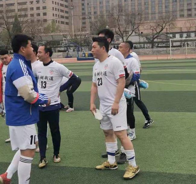 广安体育中心   一探社区杯顶流球队究竟          白纸坊樱桃园队