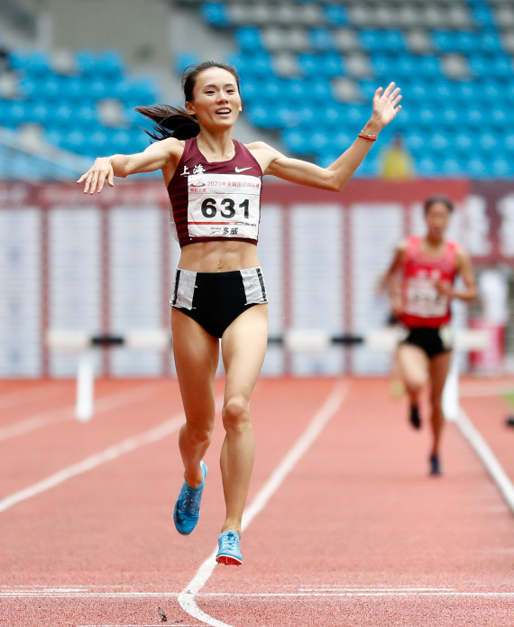 上海队选手许双双在女子3000米障碍决赛中冲刺。新华社记者王丽莉摄
