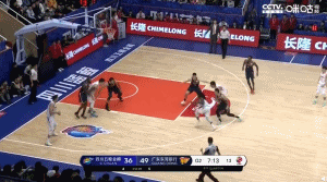 任骏飞伸腿绊人被吹T!但这球全怪他吗?-GIF