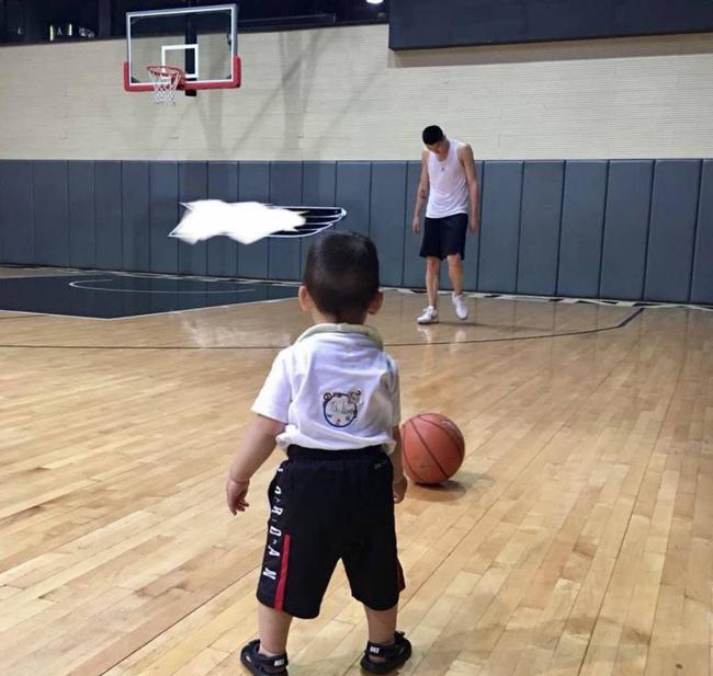 孙悦带着儿子去球馆打球