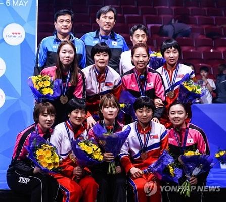 资料图：韩朝乒乓球联队在瑞典世锦赛上摘得铜牌（图片来源：韩联社）