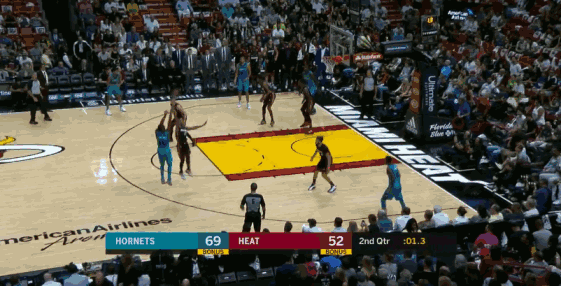 沃克半场压哨三分