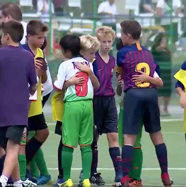 体育精神巴萨梯队赢球后安慰对手拍肩摸头相拥