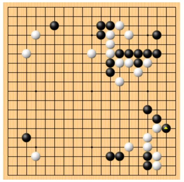 开局后，黑棋布出迷你中国流，并在右上强力分断白棋。当井山黑41右下扳寻求便宜时