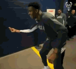 【影片】又發生「群毆」!公鹿賽前隊內WWE比賽,字母哥幾拳幹翻吉祥物殺手!-黑特籃球-NBA新聞影音圖片分享社區