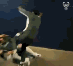 【影片】又發生「群毆」!公鹿賽前隊內WWE比賽,字母哥幾拳幹翻吉祥物殺手!-黑特籃球-NBA新聞影音圖片分享社區