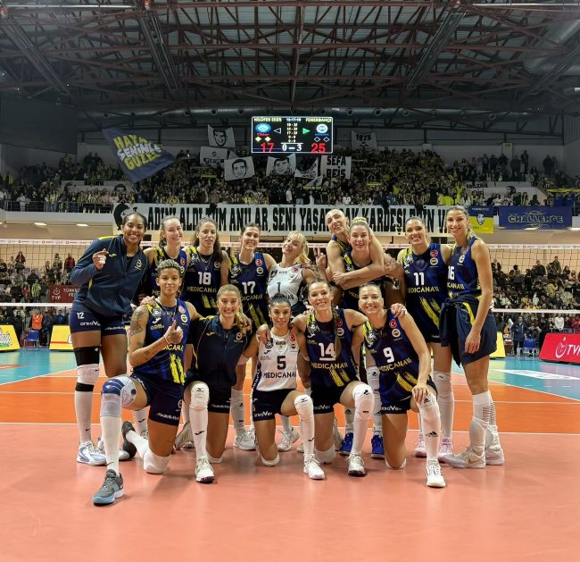 費倫巴治女排獲勝後合照