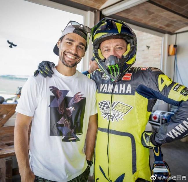 弗格尼尼观战摩托车越野赛 近距离感受风驰电掣