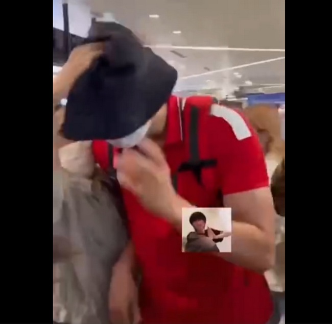 汪顺在机场被粉丝强行戴帽子