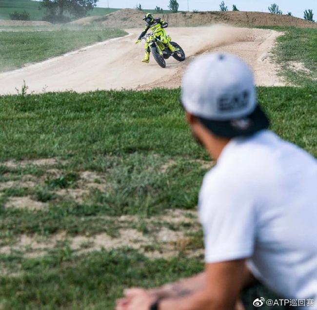 弗格尼尼观战摩托车越野赛 近距离感受风驰电掣