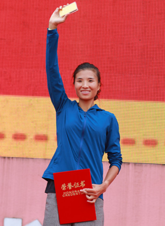 女子155.4公里组冠军姚妙领取1公斤黄金大奖。