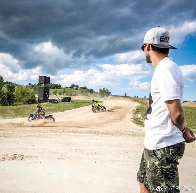 弗格尼尼观战摩托车越野赛 近距离感受风驰电掣