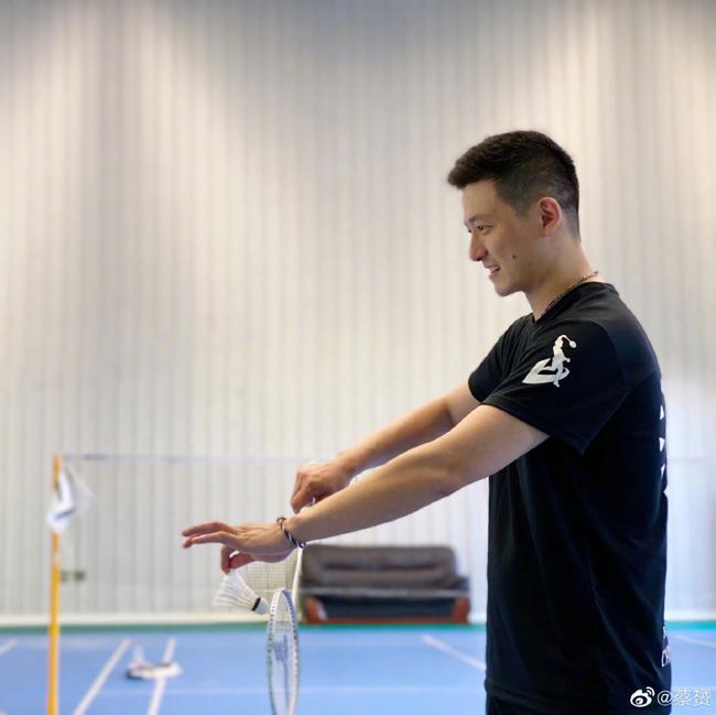 图|蔡赟晒羽毛球写真 帅气侧颜杀引网友热议