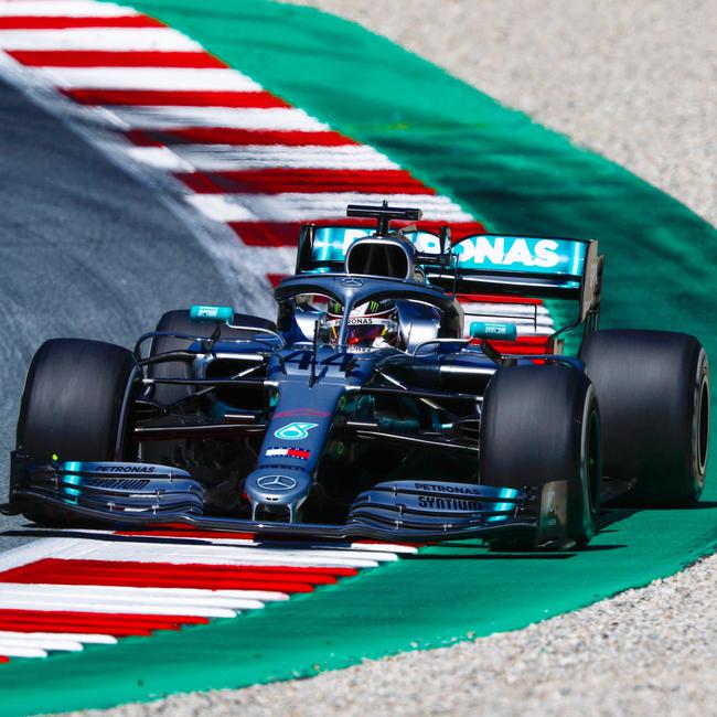 梅赛德斯梅赛德斯在奥地利站为w10的散热穷尽了手段,但是两位车手在正