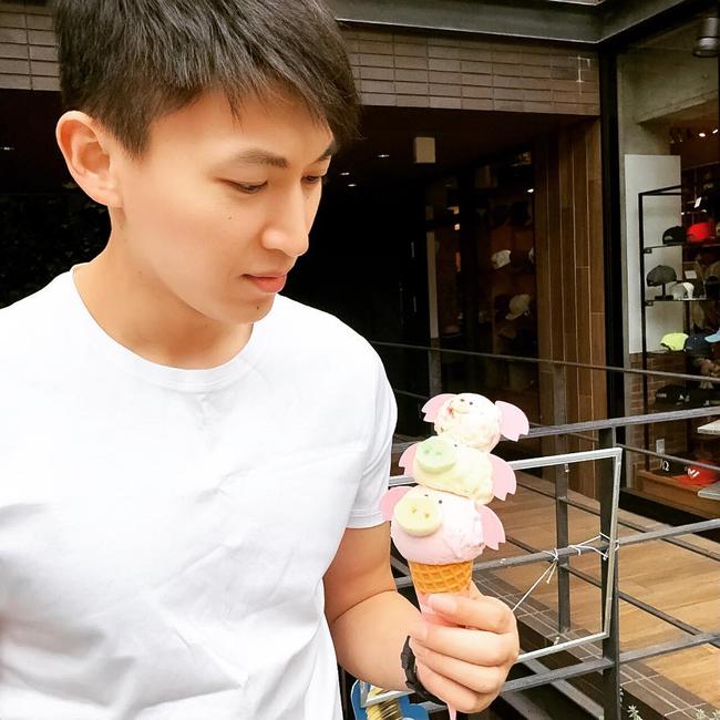 刘晓宇东京度假秀冰激凌萌照 人家吃不胖啊!