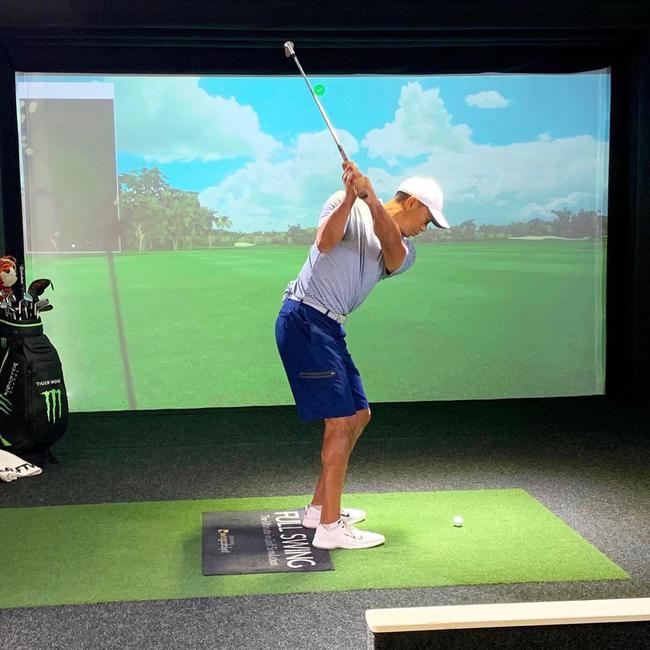 伍兹通过模拟器练球